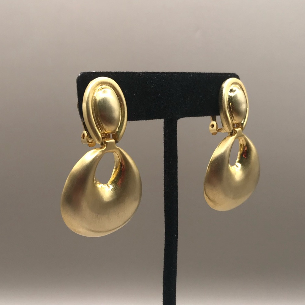 Vintage Gold-Tone Door Knocker Clip on Earrings - Picture 3 of 7